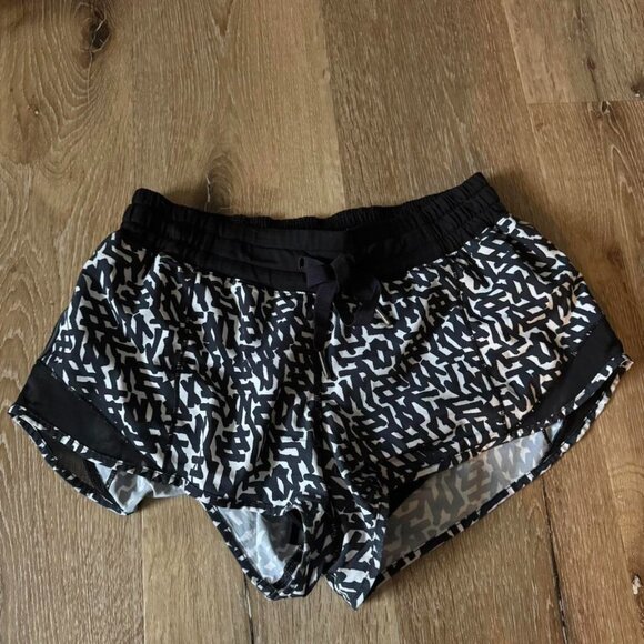 Lululemon Black White Print Hotty Shorts Size 6 - Picture 1 of 5